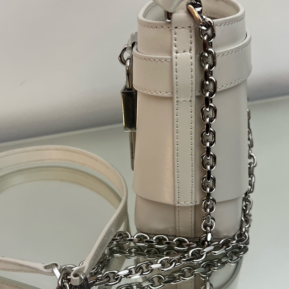 GIVENCHY Micro Shark Lock bucket bag in Box leather Ivory - Picture 7 of 16